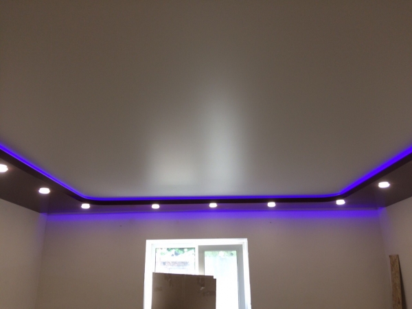 Натяжные потолки с подсветкой
