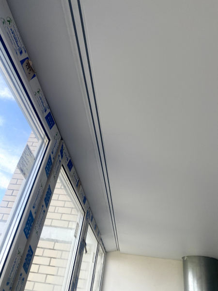 Фото потолка со скрытой нишей под карниз