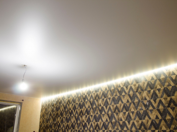 Пример парящих натяжных потолков