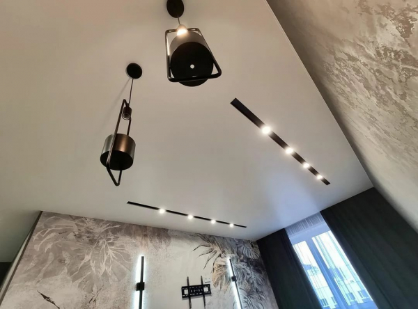 Натяжной потолок в зал